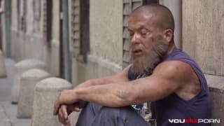 Duas garotas bonitas pegam e transam um homem sem-teto Duas garotas bonitas pegam e transam um homem sem-teto