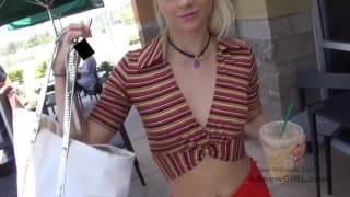 Uma garota loira fabulosa no casting Uma garota loira fabulosa no casting