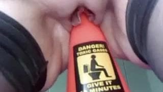 Usa um cone de plástico como um brinquedo Usa um cone de plástico como um brinquedo