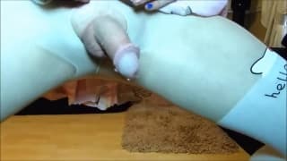 Transexual ruiva se masturbando e esguichando longe!