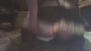 Gay vestido de empregada doméstica fodendo seu cuzinho com um vibrador