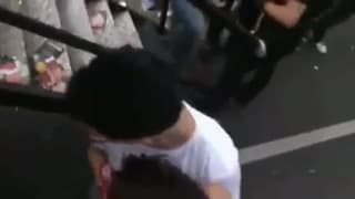 Sexo romântico em Berlim durante uma parada gay ao ar livre Sexo romântico em Berlim durante uma parada gay ao ar livre