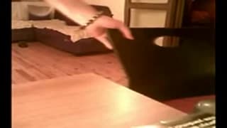 Tranny recebe um pouco de pornografia amadora em casa com sua câmera