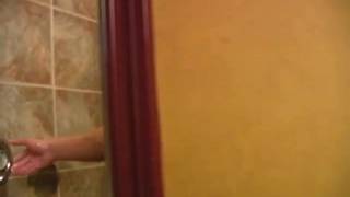 Homem mascarado se masturbando no chuveiro