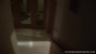 Uma pequena orgia com os amigos? Por que não? Uma pequena orgia com os amigos? Por que não?