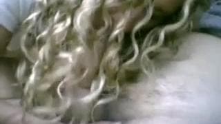 Garota loira empolgada chupa o pau do seu amante no carro