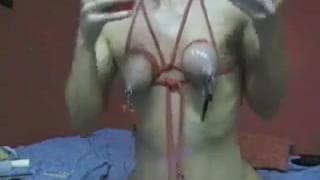 Sadomasoquista aperta seus seios e fica com cera quente na boceta