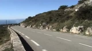 Travesti idoso provoca carros que passam