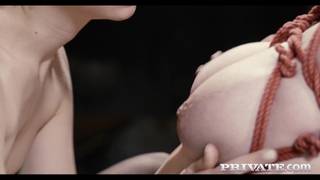 Duas lésbicas e um pequeno vibrador que agrada a ambas Duas lésbicas e um pequeno vibrador que agrada a ambas