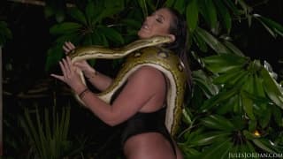 A Sexy Angela White adora o perigo. A Sexy Angela White adora o perigo.