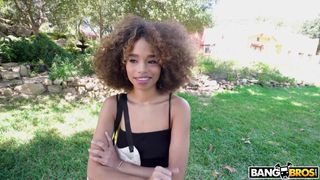 Cecilia tem uma garganta profunda e chupa um pênis branco e grosso