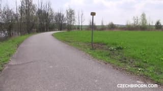 Confira esse trio bissexual ao ar livre com morena peituda