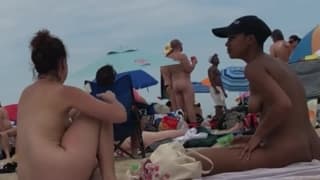 Homem ejacula em uma praia de nudismo