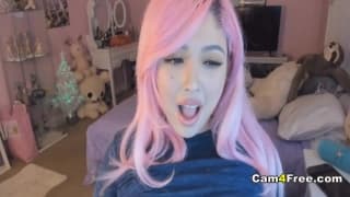 Puta de cabelo rosa brinca com vibrador na webcam Puta de cabelo rosa brinca com vibrador na webcam