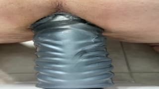 Close-up de um fisting anal gay e um vibrador gigante