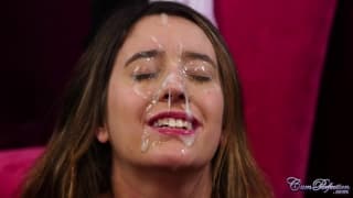 Susy Blue recebe a melhor gozada facial de sua vida Susy Blue recebe a melhor gozada facial de sua vida