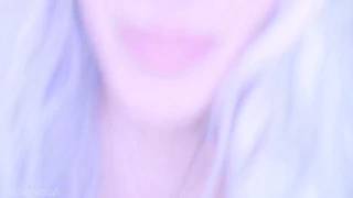 Garota bonita brinca com meu pau como uma lolipop