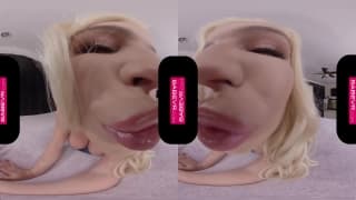 A loira fica de quatro como uma puta e fode em VR