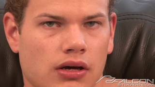 Este homem gay mostra seus músculos e seu pênis Este homem gay mostra seus músculos e seu pênis