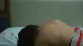 Ela fica como um cachorro em um vídeo amador