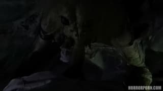 Um zumbi em um filme de terror monta um pau grande