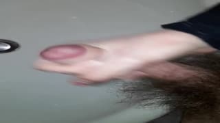 Jovem batendo uma punheta discreta e gostosa no banheiro! Jovem batendo uma punheta discreta e gostosa no banheiro!