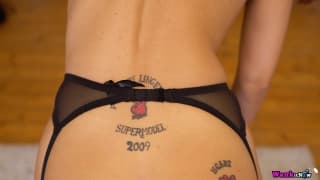 Jennifer Keellings se diverte com a barra de dança e um dildo Jennifer Keellings se diverte com a barra de dança e um dildo