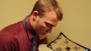 Os banheiros do bar são perfeitos para fazer sexo oral. Os banheiros do bar são perfeitos para fazer sexo oral.