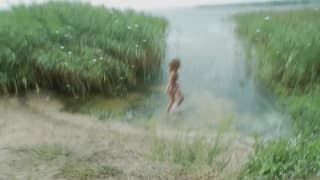 Linda garota transando na chuva