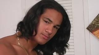 CJ um homem musculoso se masturbando com seu grande pênis