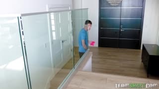 As garotas recebem o meio-irmão com os orifícios bem abertos