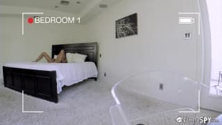 Velho sacana espiando a nova nanny uma morena deliciosa Velho sacana espiando a nova nanny uma morena deliciosa