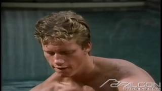 O cara enfia a própria arma na bunda O cara enfia a própria arma na bunda