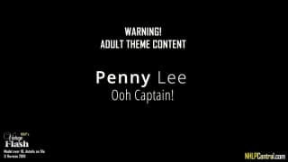 Penny Lee seduz com seu fato de capitana sexy e empolgada Penny Lee seduz com seu fato de capitana sexy e empolgada