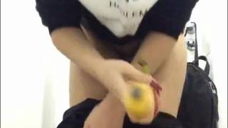 LiraShel se masturba com uma banana grande