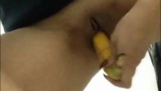 LiraShel se masturba com uma banana grande
