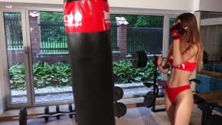 Uma rapariga malcriada que pratica boxing e se masturba Uma rapariga malcriada que pratica boxing e se masturba