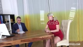 Gata madura peituda fodida na secretária