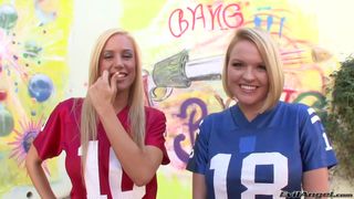 Pênis duro na bunda de duas líderes de torcida universitária