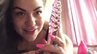 Enchendo sua buceta com um vibrador de vidro na webcam Enchendo sua buceta com um vibrador de vidro na webcam