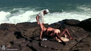 Loira safada é fodida por dois homens nas rochas Loira safada é fodida por dois homens nas rochas
