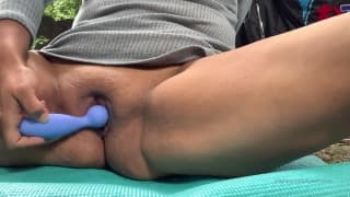 Amadora se masturba na margem do rio