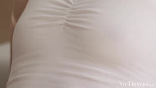 Hayli e Jia param de estudar para se lamberem e se beijarem