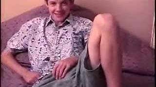 Jovem com tesão se masturba sozinho na cama Jovem com tesão se masturba sozinho na cama