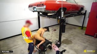 Becky vai se instalar em sociedade de foda com o mecânico Becky vai se instalar em sociedade de foda com o mecânico