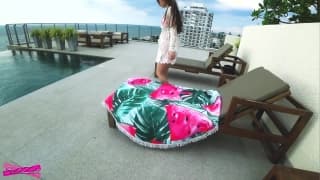 Garota bonita toma um banho na piscina e chupa o pinto do namorado Garota bonita toma um banho na piscina e chupa o pinto do namorado