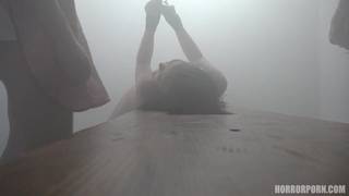 Teen seqüestrado e amarrada e fodida por um cara sádico