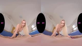 Uma linda e jovem loira fodeu em POV VR Uma linda e jovem loira fodeu em POV VR