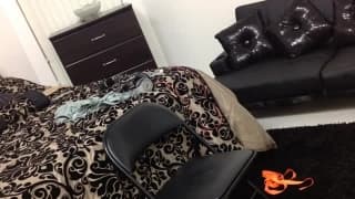 Estes dois amigos divertem-se com beijo grego e muito boquete!