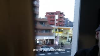 Um boquete de garganta super profunda. Uau, ele é muito grosso!